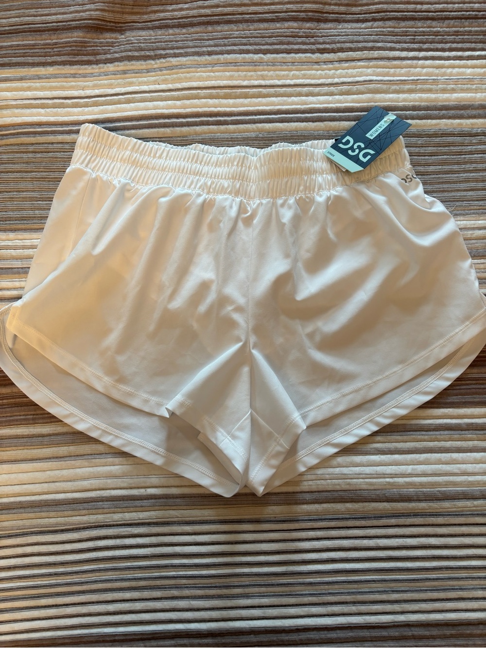 NWT DSG Stride Mid-Rise Shorts in White